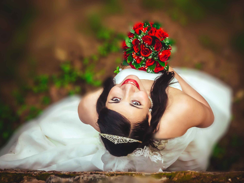 fotograf nuntă Brăila – mireasă cu buchet de trandafiri roșii, cadru artistic de sus