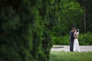 miri în parc în timpul unei ședințe foto de nuntă, cadru natural verde în Brăila