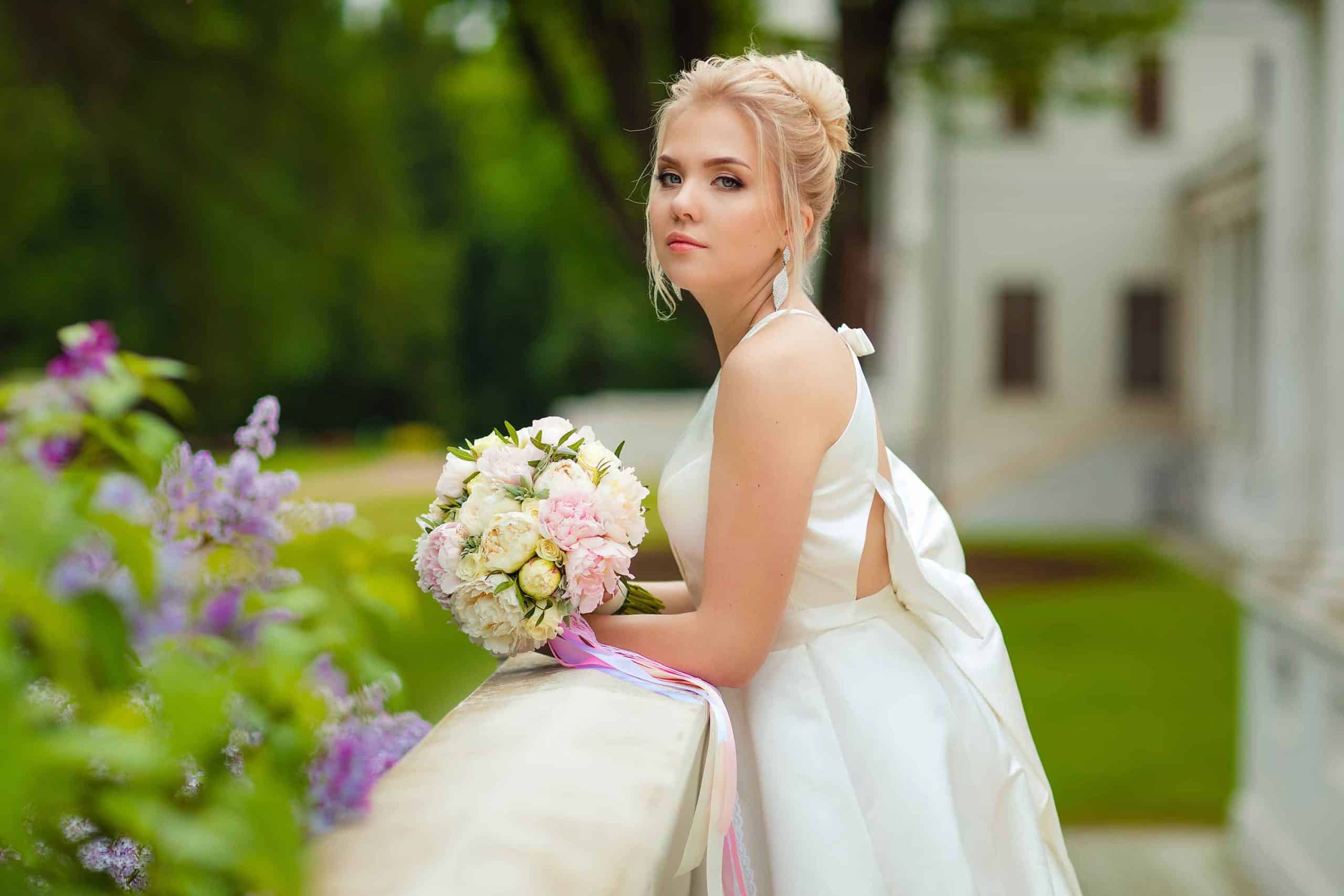 mireasă cu buchet în ședință foto de nuntă în Brăila, cadru elegant în aer liber