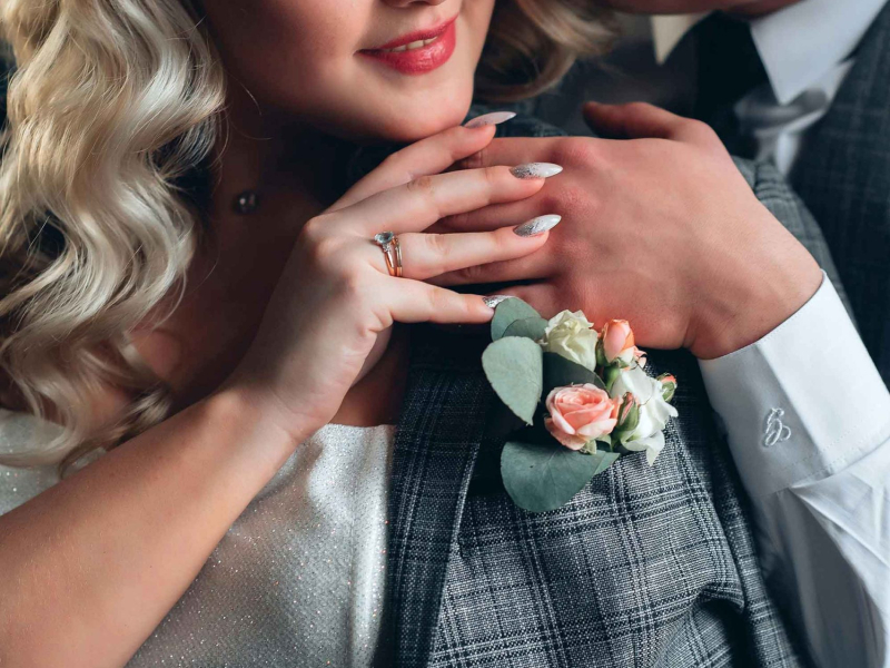 moment intim surprins între miri, fotografie de nuntă în Brăila cu lumină naturală