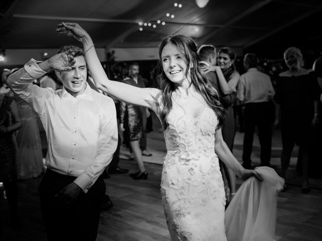 fotograf nunta braila dans miri si invitati petrecere moment spontan alb negru