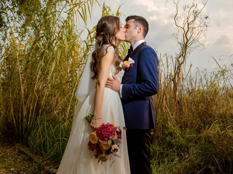 fotograf nuntă Brăila – miri în ședință foto în natură la apus