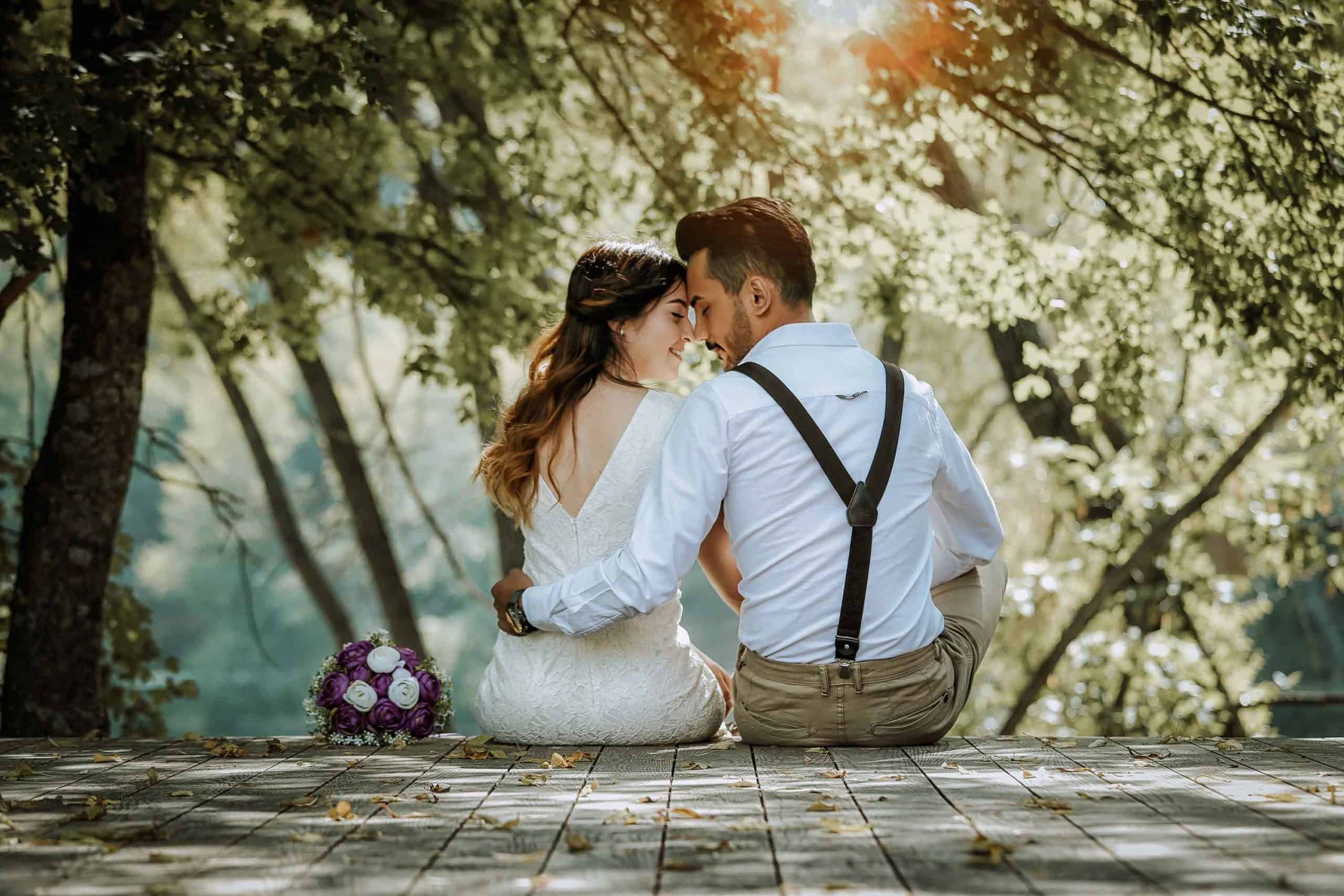 cuplu de miri îmbrățișați în natură, ședință foto de nuntă în Brăila la apus
