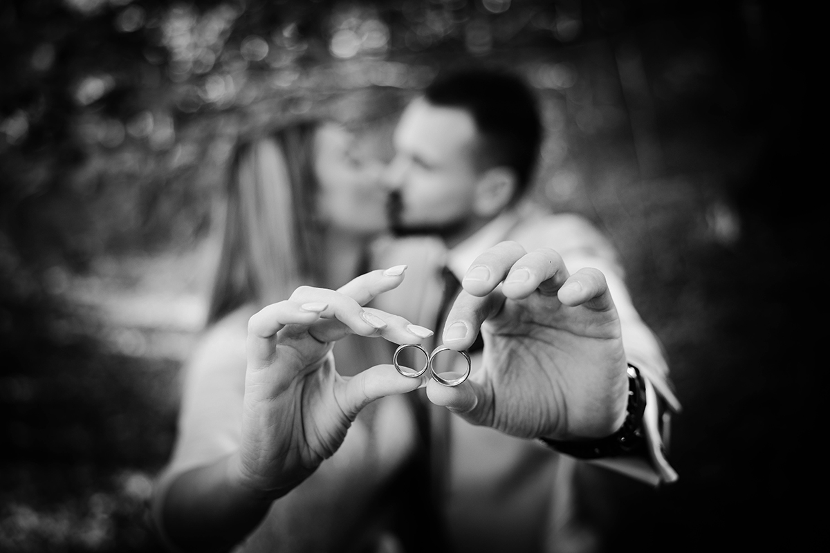 fotograf nuntă Brăila – cuplu și verighete