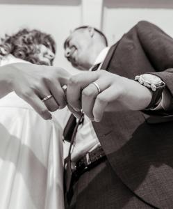 fotograf nuntă Brăila – verighete și cuplu