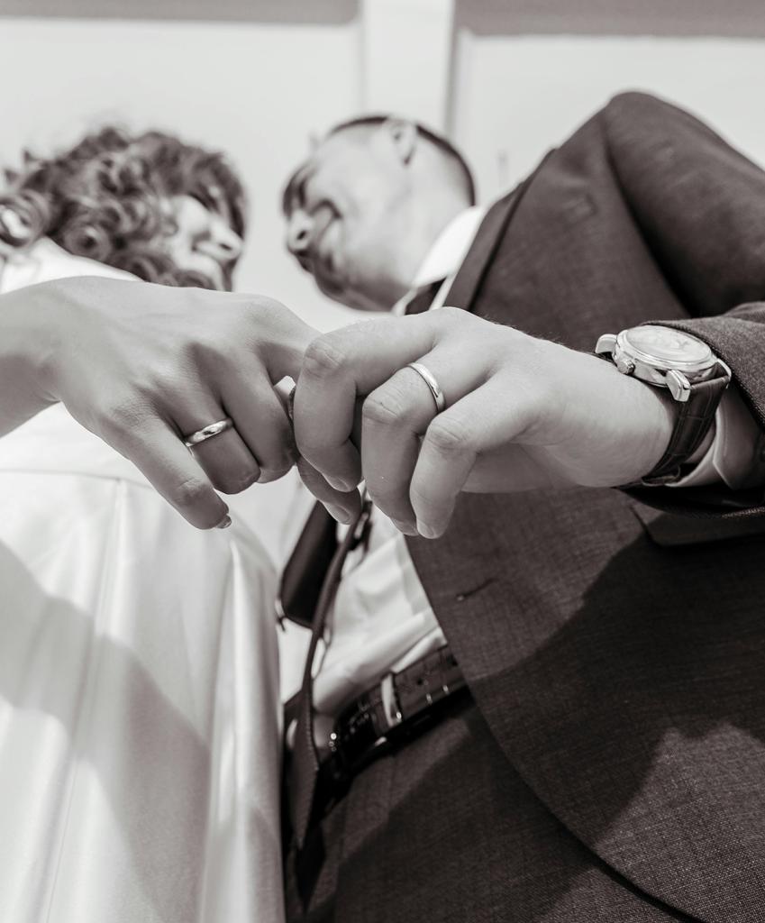 fotograf nuntă Brăila – verighete și cuplu